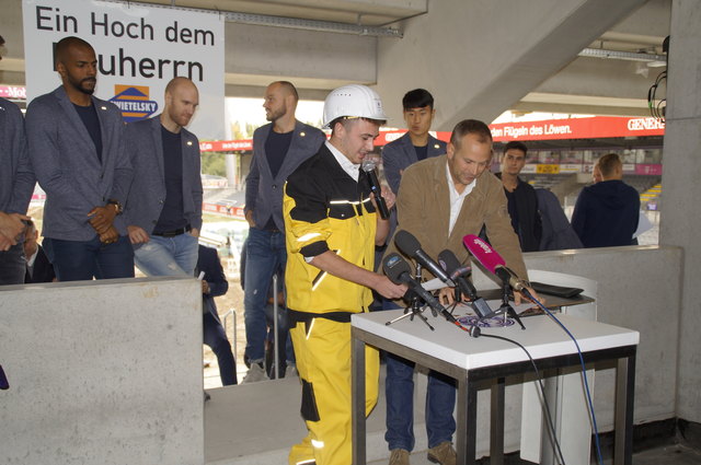 Der jüngste der Bauarbeiter bei der Gleichenfeier. | Foto: Popp