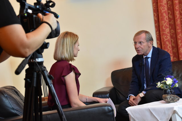 LH Wilfried Haslauer im Talk mit Julia Baumgärtner (BB).