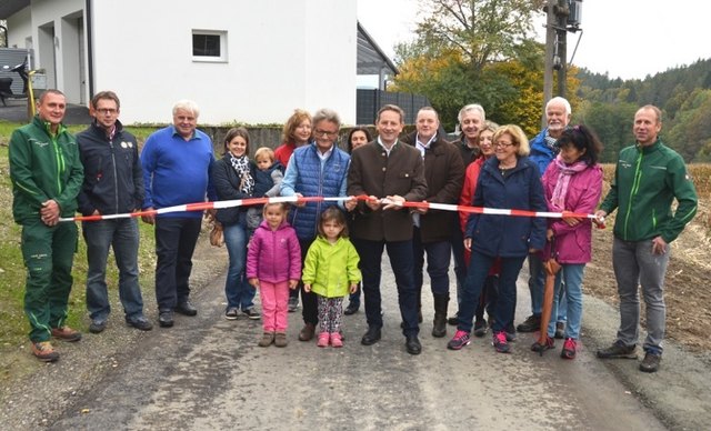 Landesrat Benger eröffnet ausgebauten Weg in der Gemeinde Schiefling | Foto: Büro LR Benger