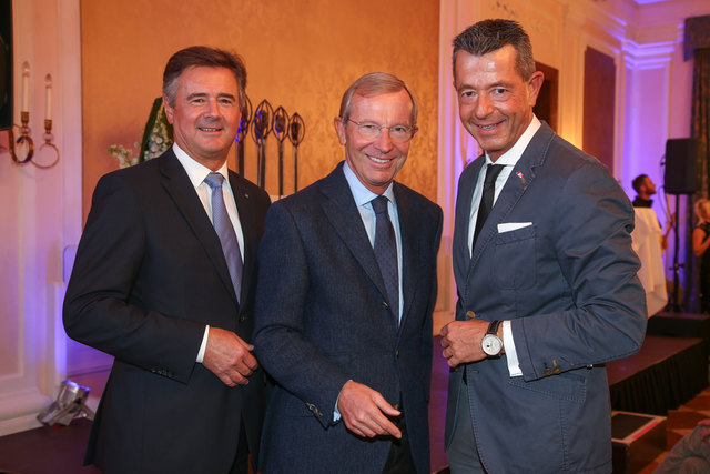 Raiffeisen-Generaldirektor Günther Reibersdorfer, LH Wilfried Haslauer und BB-Salzburg-GF Michael Kretz | Foto: Neumayr/Berger