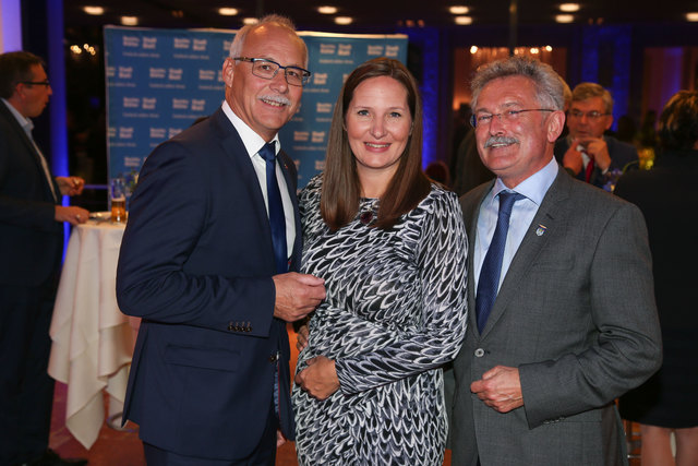 Gemeindeverbandspräsident Günther Mitterer, BB-Chefredakteurin Stefanie Schenker und Euregio Präsident Konrad Schupfner | Foto: Neumayr/Berger