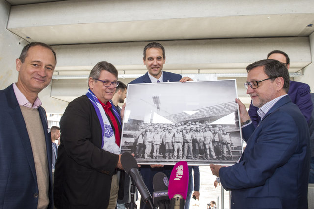 Ein Erinnerungsstück vom Baustart: Andreas Maillath-Pokorny, Präsident Rudolf Katzian, Vorstand Markus Kraetschmar und Christian Feuchter von Swietelsky (v.l.). | Foto: FK Austria Wien