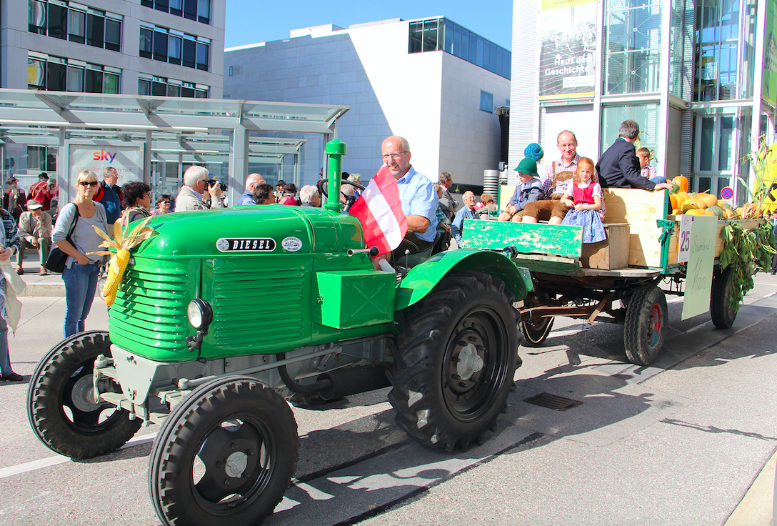 Der Bauernbund Hain mit seinem Erntewagen beim Landhausfest: Berzirksobmann Anton Kaiblinger (amTraktor), Franz Schuster mit den Kindern Kilian Diry und Marlene Schuster, Bauernbundobmann für Hain – Josef Schuster – am Anhänger