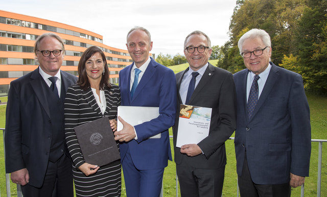 Bündeln ihre Kräfte im Bereich IT-Forschung (v.l.n.r.): Gerhard Blechinger (FH-Rektor), Doris Walter (GF FH Salzburg), Siegfried Reich (GF Salzburg Research), Raimund Ribitsch (GF FH Salzburg) sowie Bernd Petrisch (Aufsichtsratsvorsitzender Salzburg Research). | Foto: FH Salzburg/ Kolarik