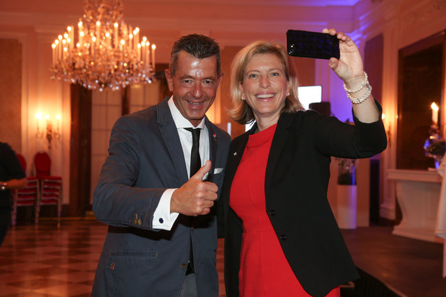 BB-Salzburg-GF Michael Kretz und Rotes-Kreuz-Landesgeschäftsführerin Sabine Kornberger-Scheuch | Foto: Neumayr/Berger