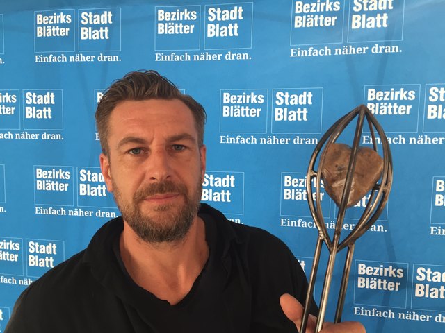 Künstler Jörg Wascher und sein Salz-Herz | Foto: Lindenbauer