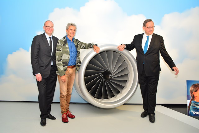 Thomas Brezina mit den Vorständen der Flughafen Wien AG, Julian Jäger und Günther Ofner