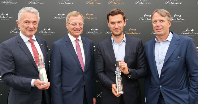 Geschäftsführer Josef Mayer, Landeshauptmann Thomas Stelzer, Walter Scherb junior, Eigentümer Walter Scherb senior (v.l.). | Foto: Spitz