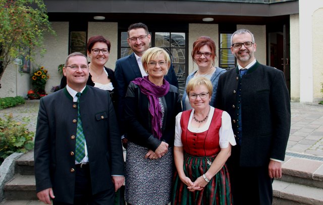 v.l.n.r: Pfarrmoderator Johann Resch, Obfrau Finanzausschuss Sandra Kern, Obmann Pfarrgemeinderat Andreas Weber, Seelsorgeteam-Mitglied Sigrid Weber, Seelsorgeteam-Mitglied Gabriele Fröhlich-Aichinger, Seelsorgeteam-Mitglied Helga Riernößl, Pfarrassistent Diakon Bruno Fröhlich