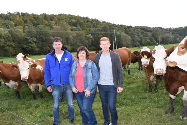Versorgen Konsumenten in ganz Österreich mit Bio-Rindfleisch: "Rinderbaron" Hannes (links), Renate und Johannes Lipp.