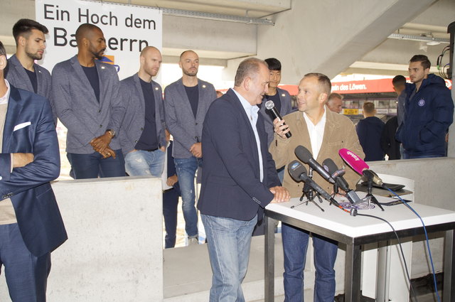 Jahrhundertfußballer Herbert Prohaska bei der Gleichenfeier. | Foto: M. Popp