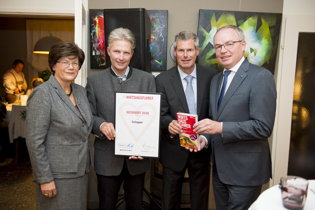 Renate Wagner-Wittula (Wirtshausführer), Bernhard Kammerlander ("Schopper"), Klaus Egle (Wirtshausführer) und Stv. der Landeshauptfrau von NÖ Stephan Pernkopf (v.l.). | Foto: GOURmedia/APA-Fotoservice/Hörmandinger