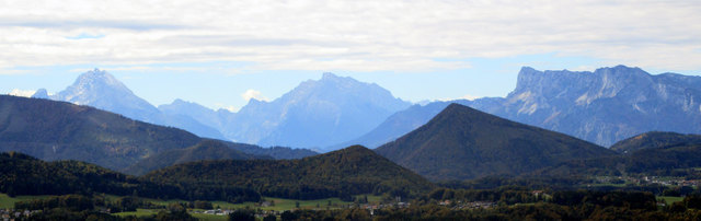 Watzmann, Hochkalter, Untersberg. Davor die Pitrachspitze. Ansicht von Rauchenschwandt am Thalguberg aus.