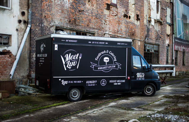 Seit 2015 cruist Christian Leeb mit seinem Foodtruck von Event zu Event. | Foto: obendrein.at