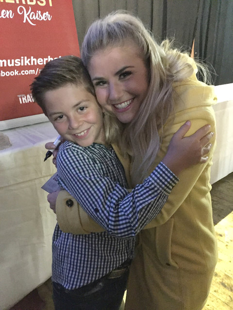 ... ergatterte Sandro am Donnerstag, dem 5. Oktober, beim Alpenländischen Musikherbst in Ellmau von der Schweizer Schlagersängerin und DSDS-Gewinnerin 2013, Beatrice Egli. Da strahlen beide um die Wette. | Foto: Eller