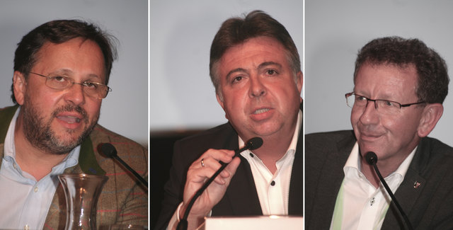 Bürgermeister Peter Padourek (Bildmitte) mit seinen Stellvertretern Karl Weber (li.) und Andreas Wimmreuter (re.) bei der gestrigen Bürgerversammlung. | Foto: Christa Nothdurfter
