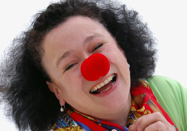 Die rote Clownnase sorgt für Heiterkeit, mitunter auch für Kopfschütteln. Denn Maria Kerbler wagt sich so in die Öffentlichkeit. | Foto: KK