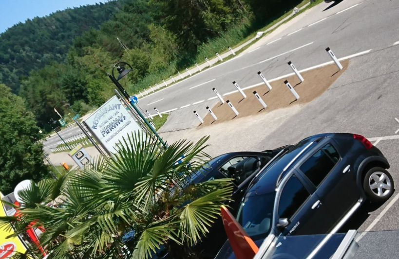 Nach Anrainerprotesten ließ die Bezirkshauptmannschaft Villach jede freie Fläche mit unzähligen Stempeln abschotten