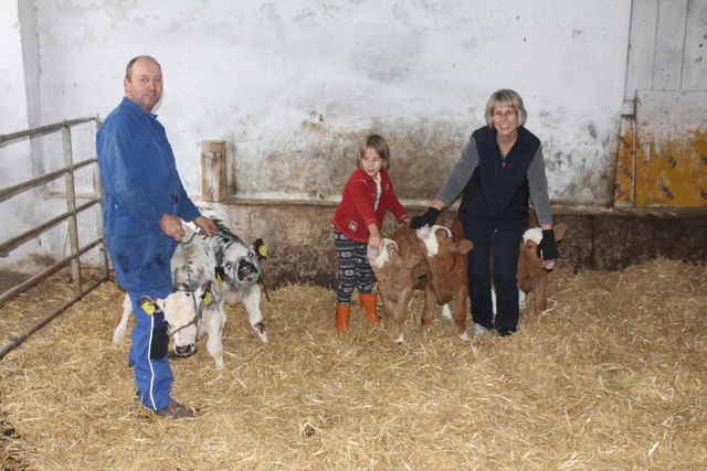 Hans Ebner mit Gattin Elisabeth und Tochter Leonie und dem tierischen Nachwuchs﻿. | Foto: privat
