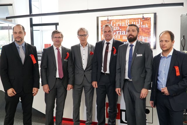 Führungsteam der im EW-Center vertretenen Unternehmen innerhalb der Reutte Holdung mit Bgm. Luis Oberer (3.v.l.).