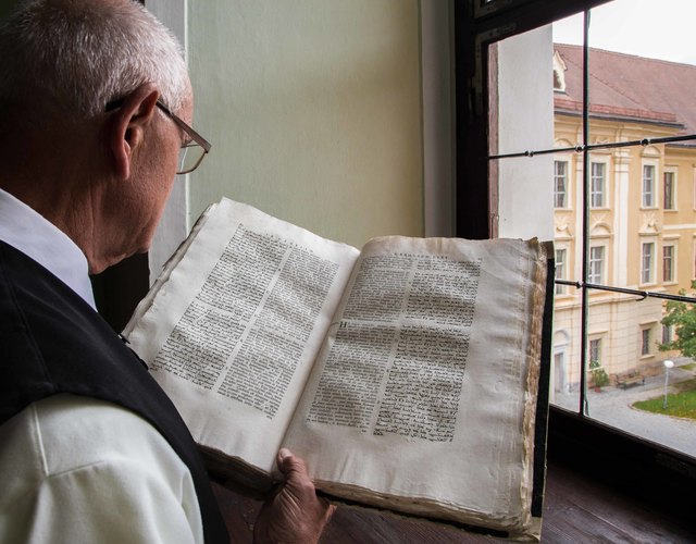 Die Stiftsbibliothek Rein verfügt über einen Koran in arabischer Schrift und sechs Bände Ephraem, der Syrer | Foto: Höfler