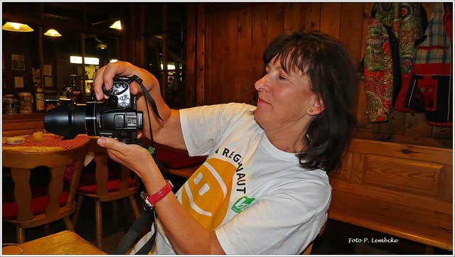 Christa sucht noch die richtige Einstellung.