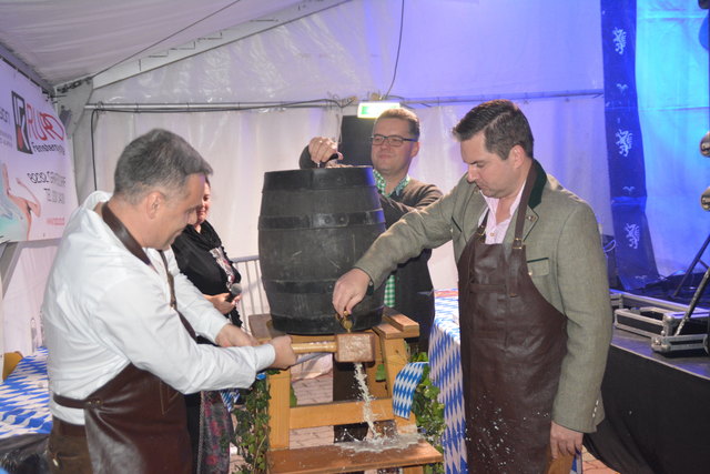 Ein gelungener Bieranstich durch Bgm. Christian Pinzker, Feuerwehrkommandant Martin Schuch und Vizebgm. Martin Pinczker eröffnete das Oktoberfest.
