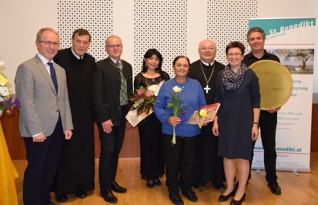 Johannes Deinhofer, Abt em. Berthold Heigl, Bgm. Johann Spreitzer, Yuri Pranzl, Sumaya Farhat-Naser, Abt Petrus Pilsinger, Lucia Deinhofer und Hamidreza Ojaghi mit seinem Daf. | Foto: Hofschwaiger