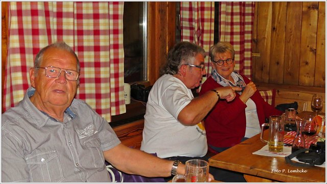 Ilses Heinz schaut interessiert, während sich Renate und Alois intensiv unterhalten.