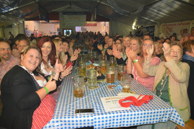 Beste Stimmung herrschte bei den vielen Gästen im Oktoberfest-Zelt.