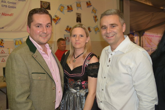 Gemütliches Fest: Vizebgm. Martin Pinczker, Nina Gruber und Bgm. Christian Pinzker