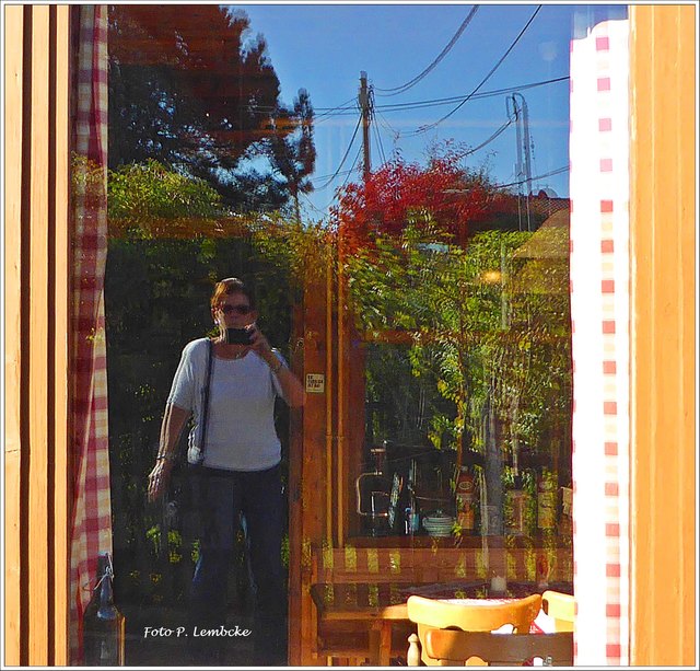 Ich wollte auch ein Foto von mir selbst. Mit dem Spiegelbild im Fenster war es möglich :))