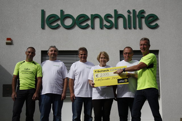 Erst Bart(Obmann Stv. ASKÖ Laufwunder Steyr), Thomas Mayer (Werkstätte Stv. Lebenshilfe Steyr), Gunter Mayrhofer, Erna Hackl (Arbeitsgruppe Lebenshilfe Steyr), Franz Zöchlinger (Lebenshilfe Obmann Steyr) und Gerald Kny (Obmann des ASKÖ Laufwunder Steyr).﻿ (v. li.). | Foto: Lebenshilfe Steyr
