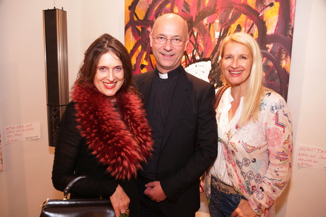 Bei der Ausstellungseröffnung: Künstlerin Petra Holasek, Dompfarrer Toni Faber und Ö3-Moderatorin Claudia Stöckl (v.l.). | Foto: Conny de Beauclair