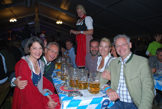 Hoteliers unter sich: Karo Moerisch, Hubert und Verena Koller mit Freunden