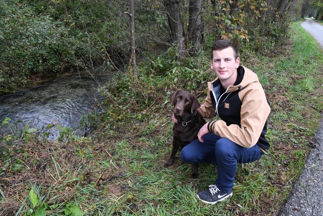 Jungbauer Thomas Schweiger (23) aus Unterlangkampfen
mit  seinem vierbeinigen Helden „Aron“, der in den frühen
Morgenstunden mit seinem Bellen auf den Unfall aufmerksam machte. | Foto: ZOOM.TIROL