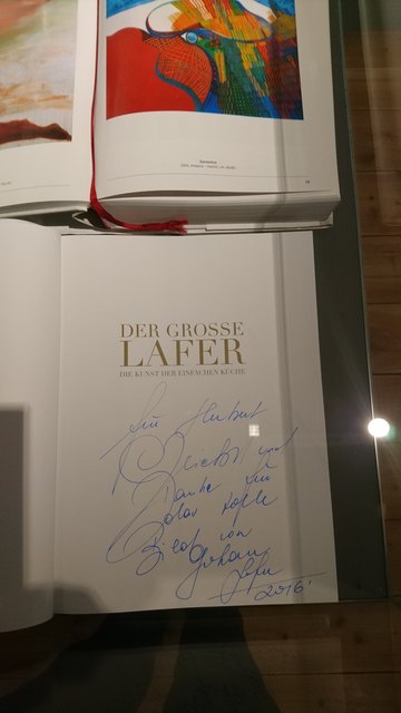 Das Buch "Der große Lafer" als Dank und Gegengeschenk von Starkoch Johann Lafer an Herbert Bauer für ein Bild