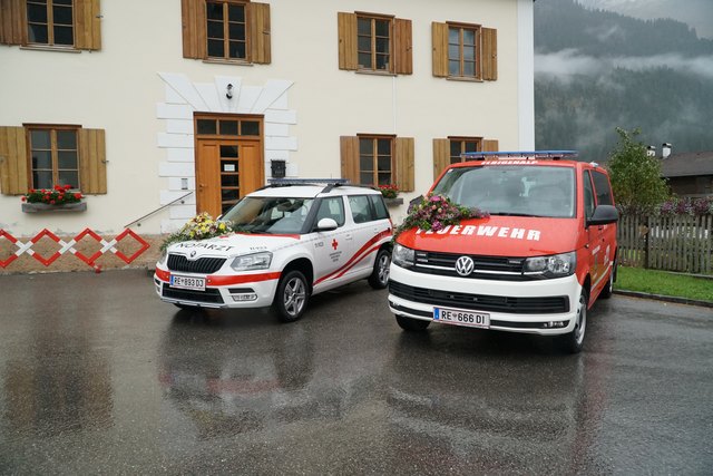 Ein Notarztfahrzeug und ein Feuerwehr-Mannschaftsauto wurden in den Dienst gestellt.
