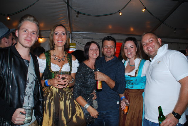 Thomas Weinbrenner (1.v.li.) und seine Chefin Kathrin Mahler (2.v.re.) mit Freunden
