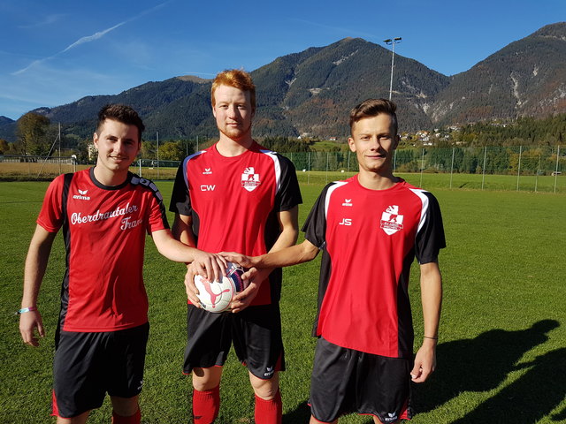 Irschen-Torjäger Christian Wernisch (mitte) mit zwei seiner Vorlagengeber Marco Heregger (l),  und Julian Schmidpeter (r) | Foto: ASKÖ Irschen/KK