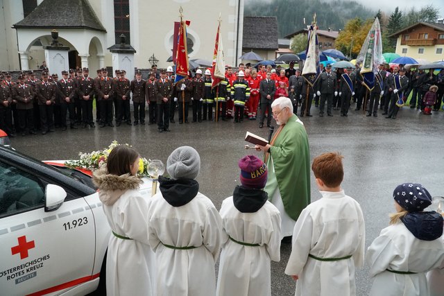 Pfarrer Otto Walch segnete die Fahrzeuge nach der Messe in Elbigenalp.