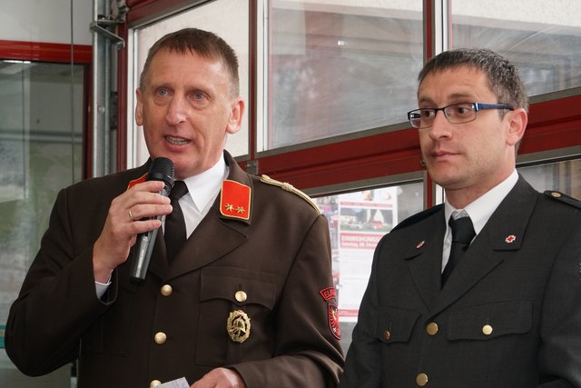 JFW-Kdt. Johann Pitschnau und RK-Ortsstellenleiter Christoph Carolus (v.l.) freuten sich über die neuen Fahrzeuge.