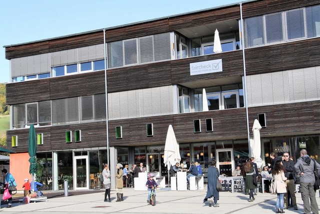 Spiegelkästen (wie hier in grün) an den Gebäuden erzeugen stromlos Lichteffekte am Dorfplatz in Stattegg