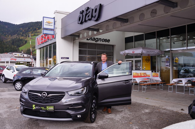 öfag-Chef Robert Adelsberger - hier noch vor Festbeginn - mit dem neuen Opel Grandland X.