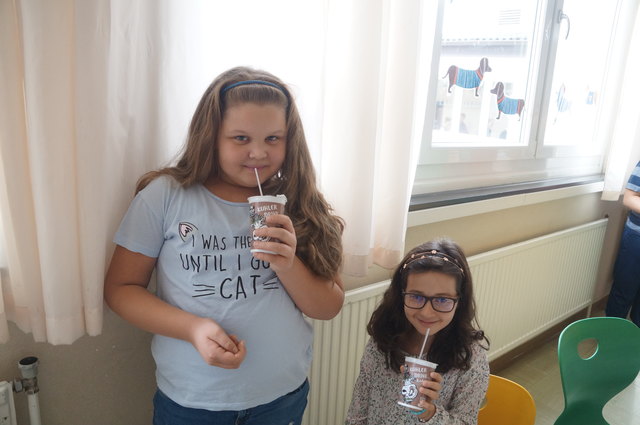Die Schulmilch kommt bei den Kindern gut an.
