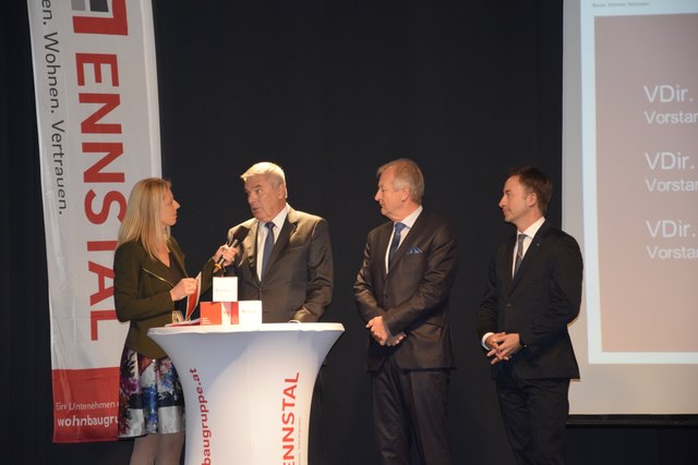 Moderatorin Birgit Zeisberger im Gespräch mit dem Vorstand: Wolfram Sacherer, Alois Oberegger und Alexander Daum (v. l.).