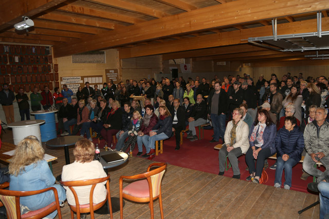 Die Stocksporthalle in Wollsdorf war gut gefüllt - über 300 besorgte Bürger kamen zur Infoveranstaltung