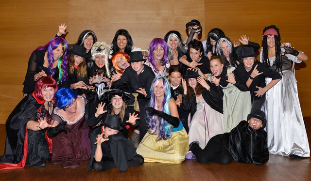 Die Landesmusikschule Reutte-Außerfern bringt das schaurig, lustige Musical „Ehrenberg unterm Hammer“ auf die Bühne. | Foto: LMS Reutte