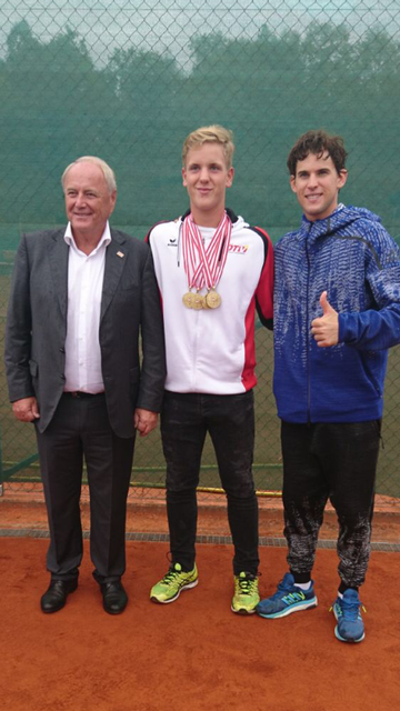 Tobias Wirlend (Mitte) mit Dominic Thiem (rechts), ÖTV-Präsident Robert Groß (links).