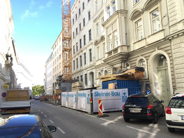 Chaos: In der Karlsgasse und ihren Seitengassen sind die Parkplätze großflächig durch Baustellen belegt.